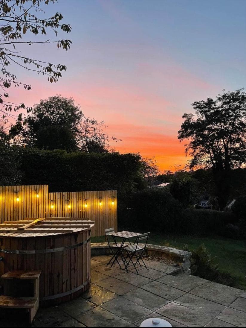 Secluded lodge with spectacular views and hot tub!