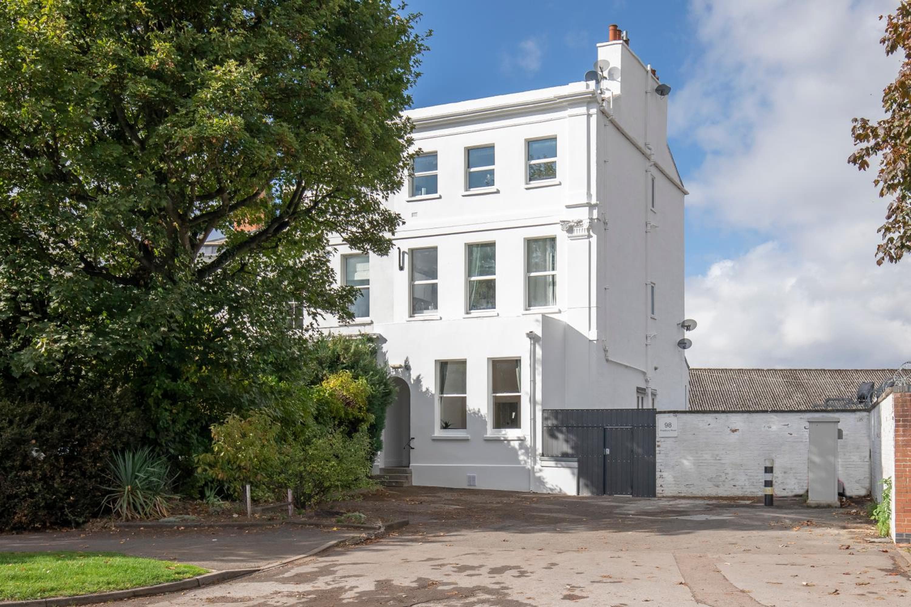 Large Period 2-Bed Apartment Close to Town