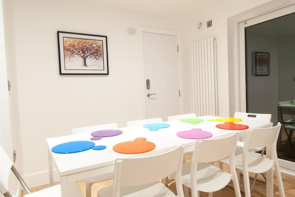 The Spitfire - Renovated 3-bed house in Cheltenham, SLEEPS 8