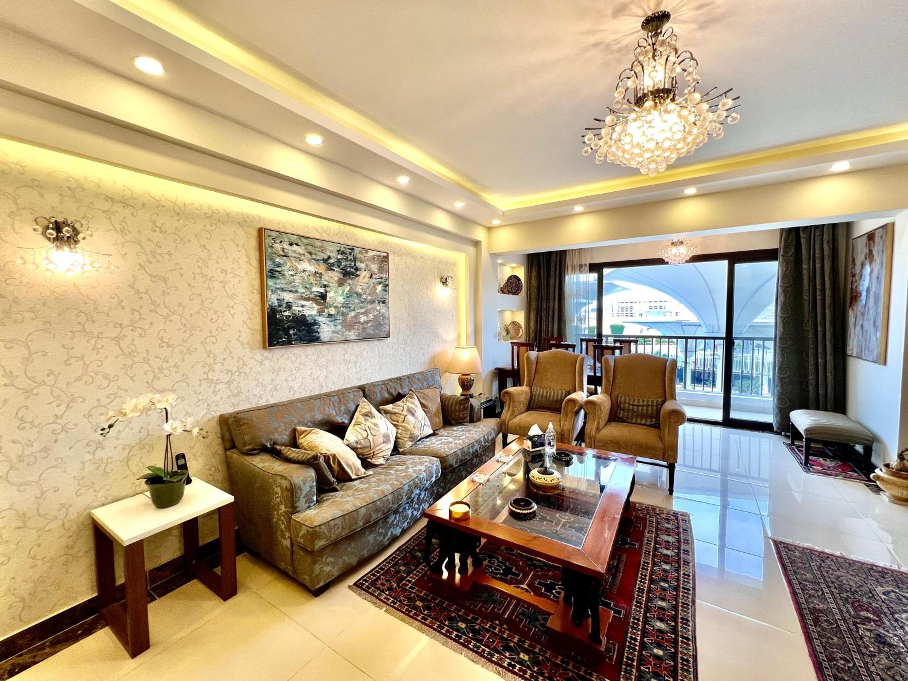 Luxury hotel apartment with pools in front AUC