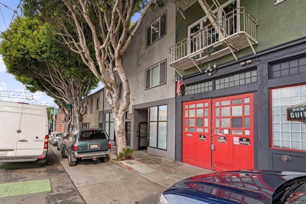 Huge Modern 4 Bedroom Flat w/ City Views and Deck
