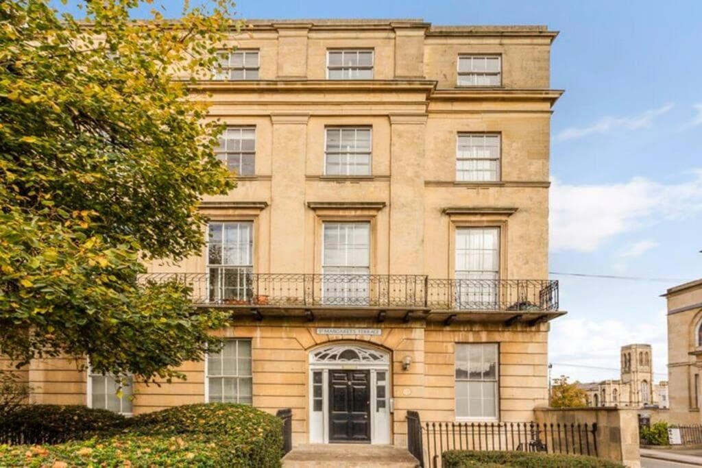 St Marg’s Hideaway; Grade II listed luxury apartment in the heart of Cheltenham - gateway to the Cotswolds! Sleeps 4 - outdoor seating and free private par