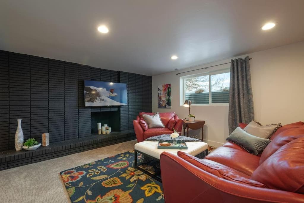 Modern Apartment close to freeway!