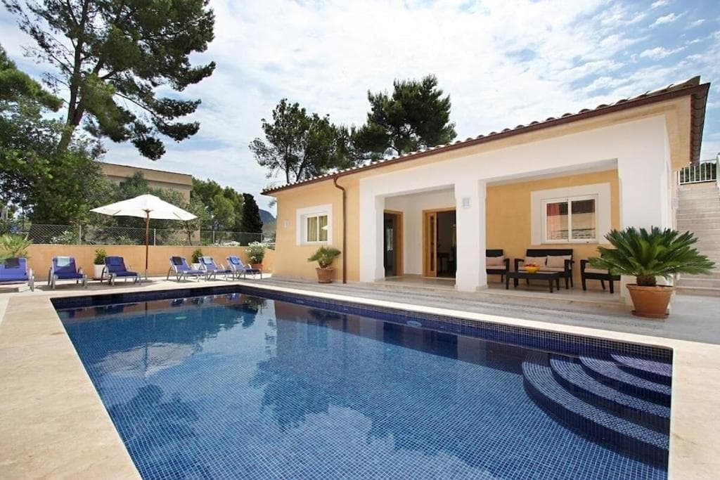 Modern villa 300m from crystal clear coves by Renthousing