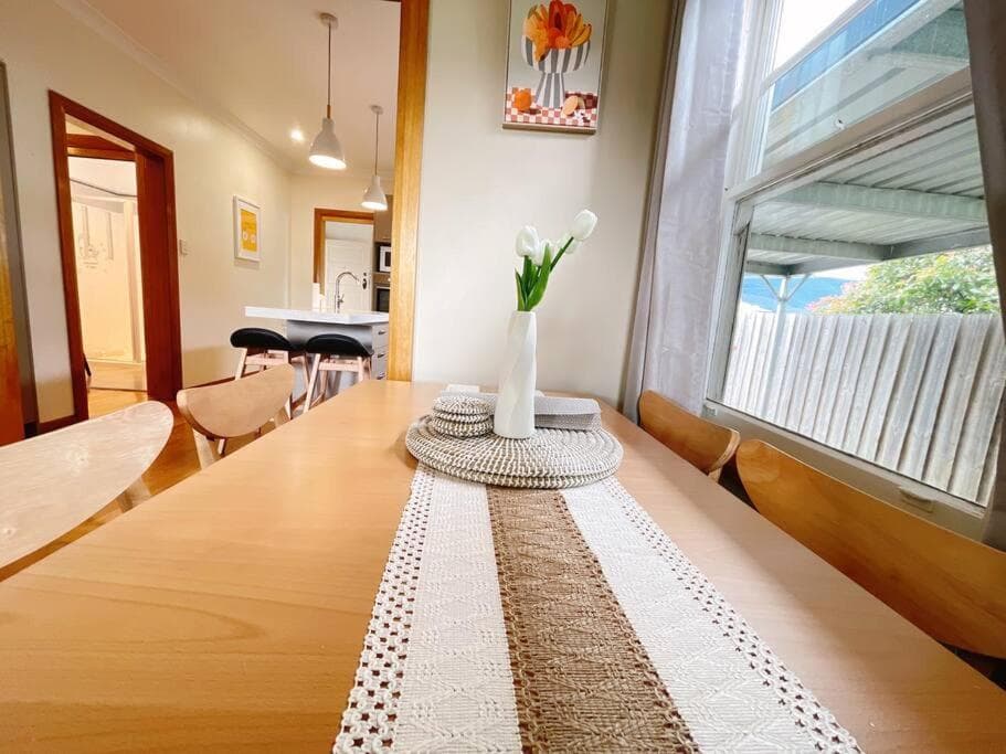 Stunning Hobart 3-bed home- close to shopping centers