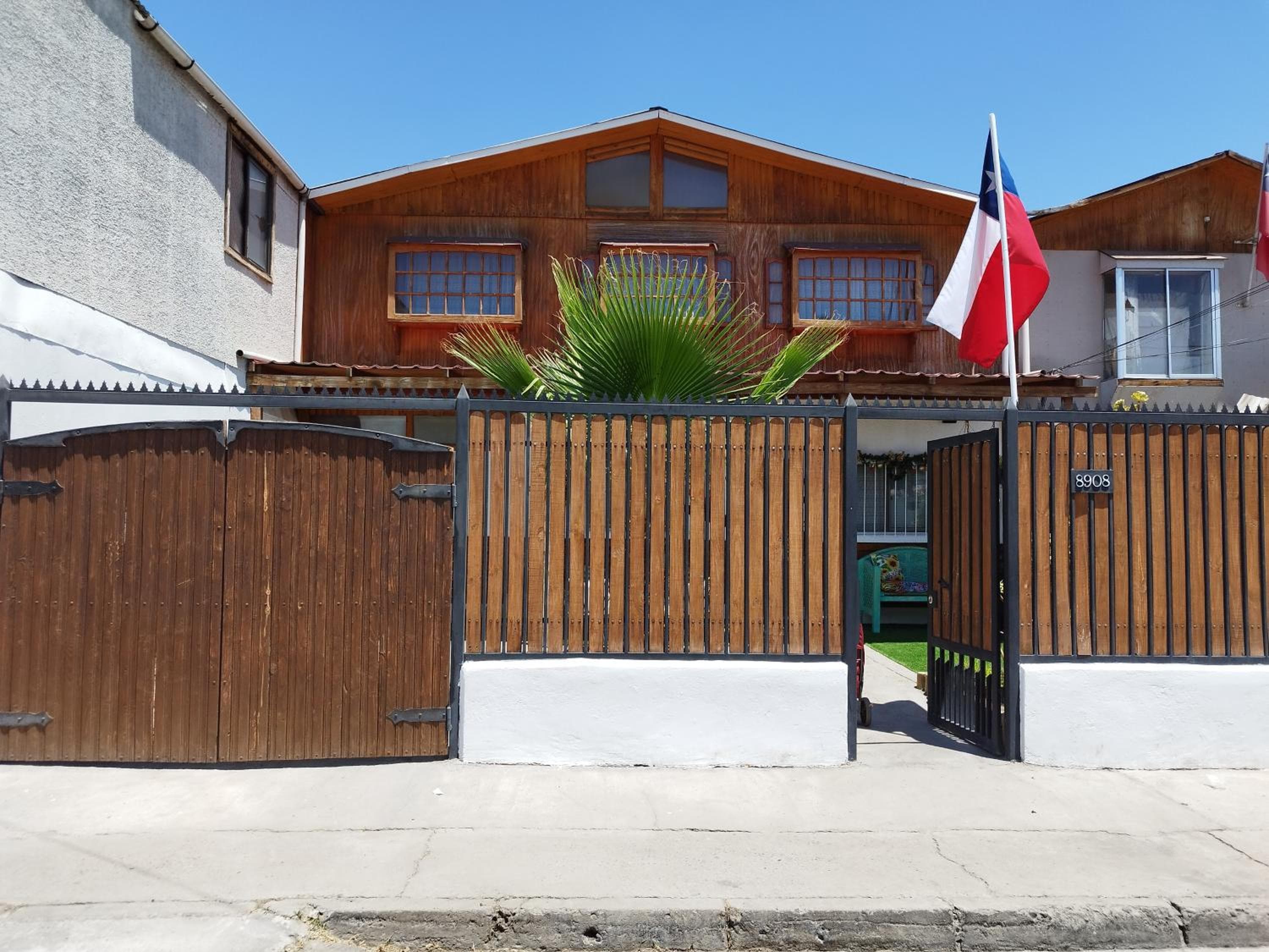 Hostal Sol y Luna - Descanso a 10 min del aeropuerto & Desayuno Incluido