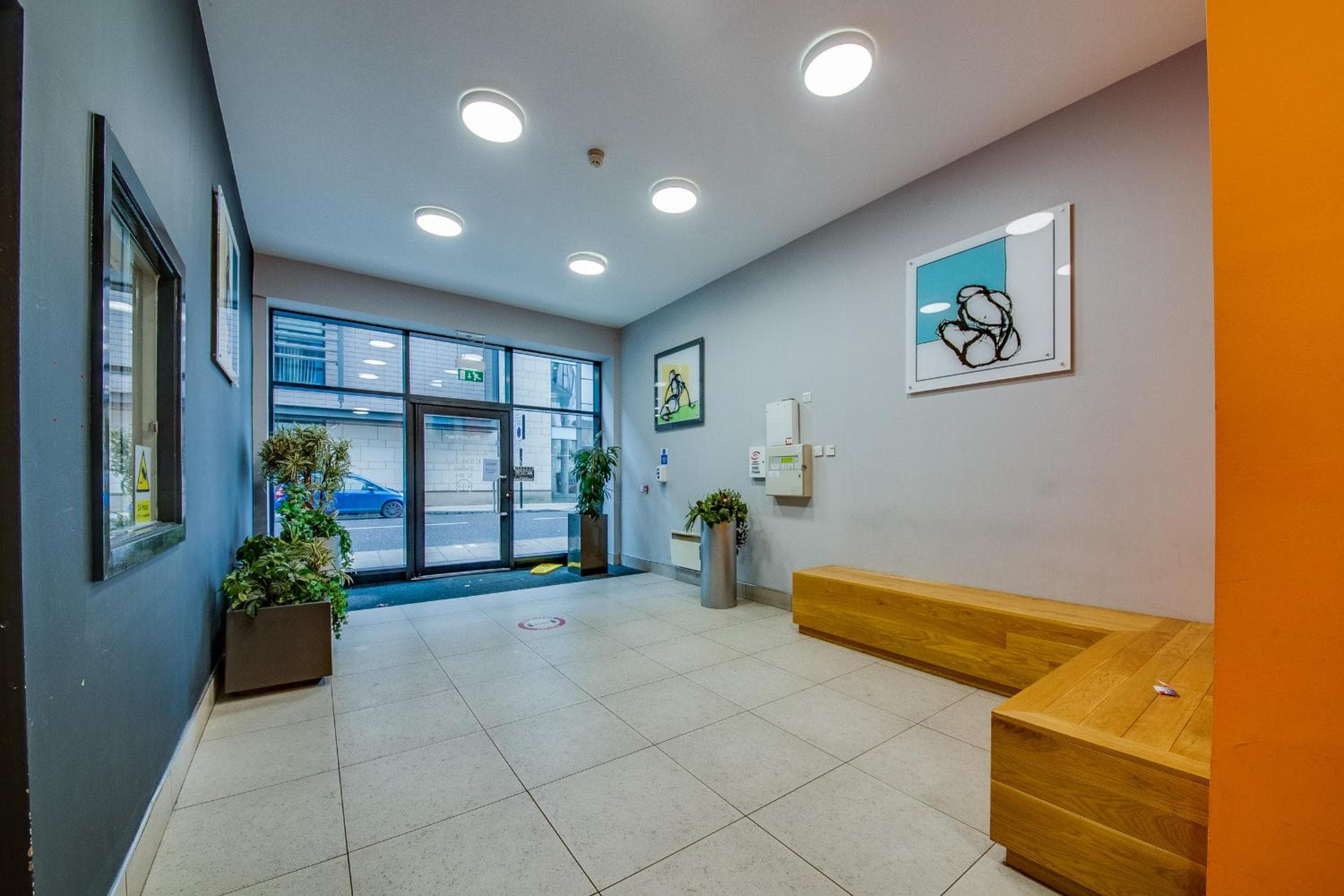 Spacious 3-Bed Penthouse with City Sky Line Views
