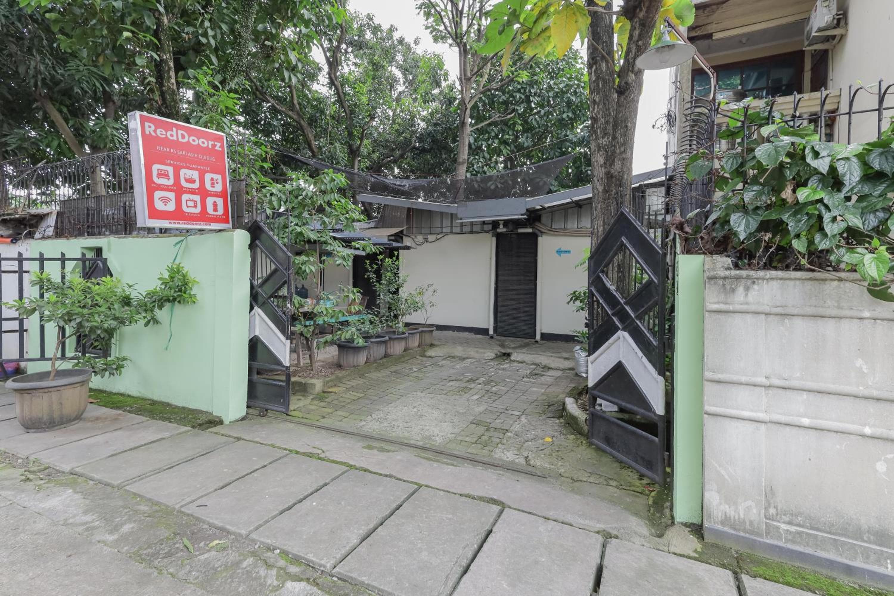 RedDoorz near RS Sari Asih Ciledug