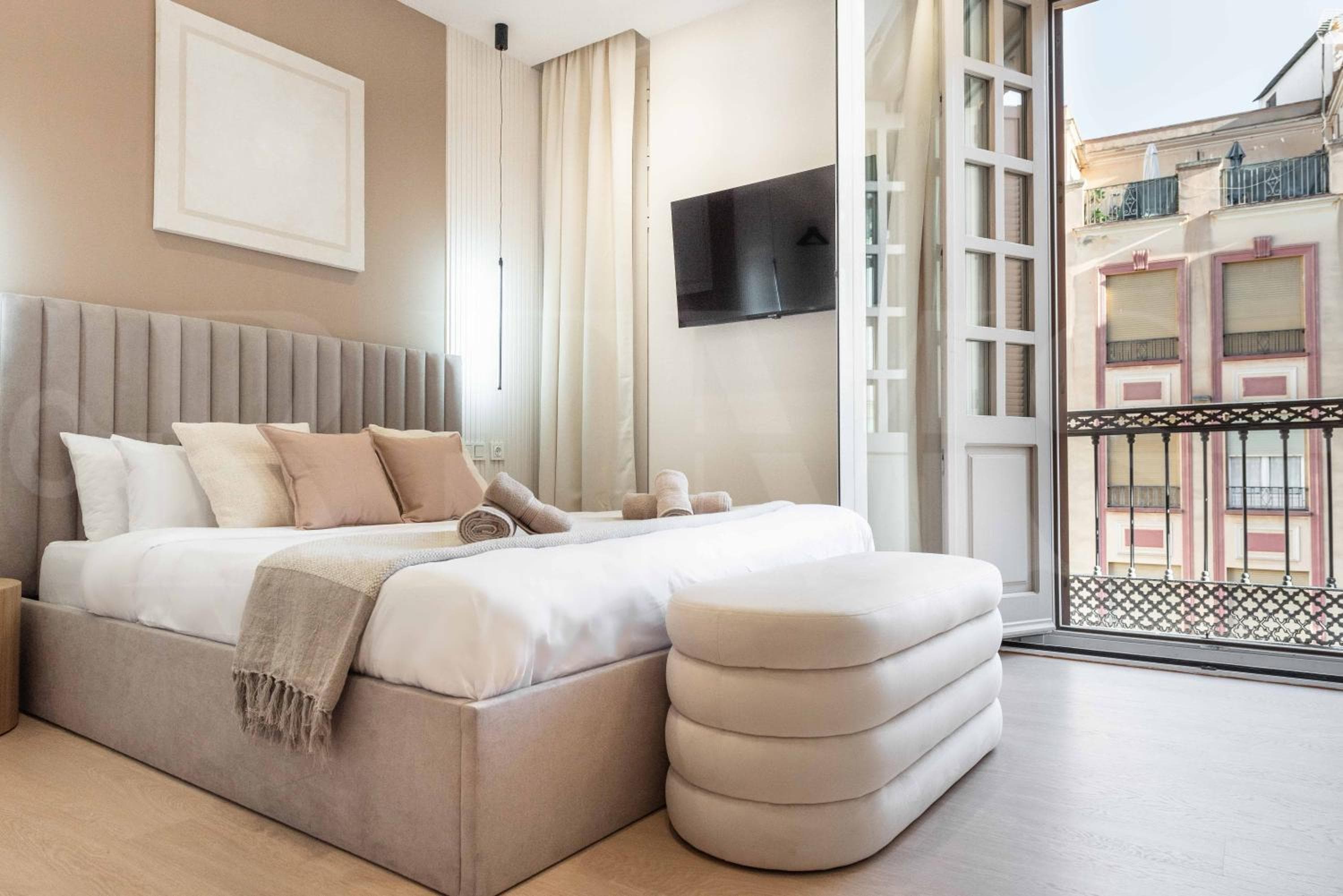 Sophisticated apartment with balcony & city views by REMS