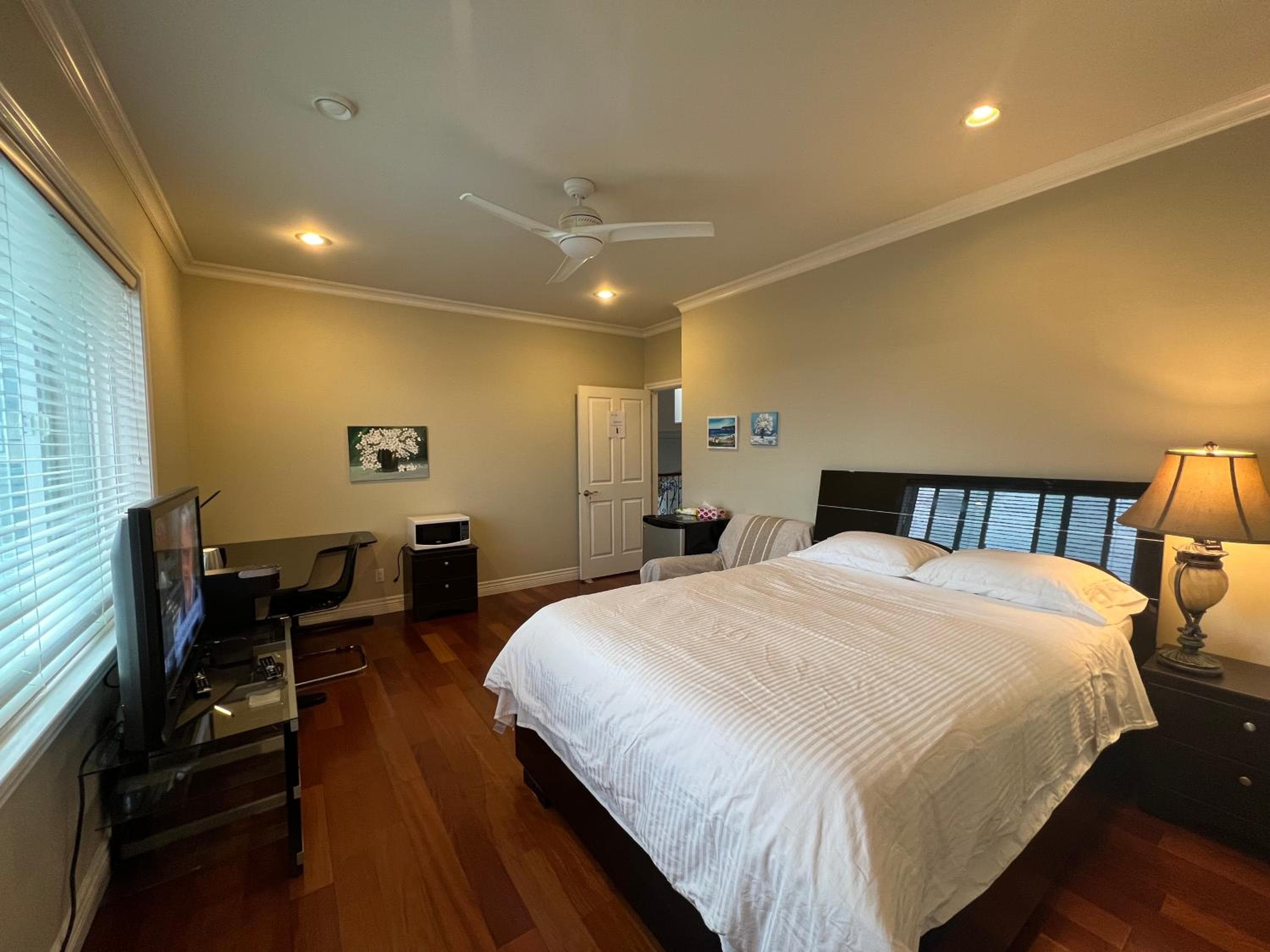A cozy en-suite on the second floor with independent entranceclose to YVR