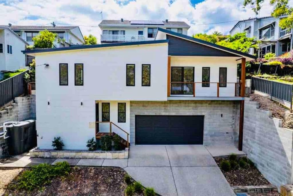 Spacious modern 3 bdr home minutes from beach