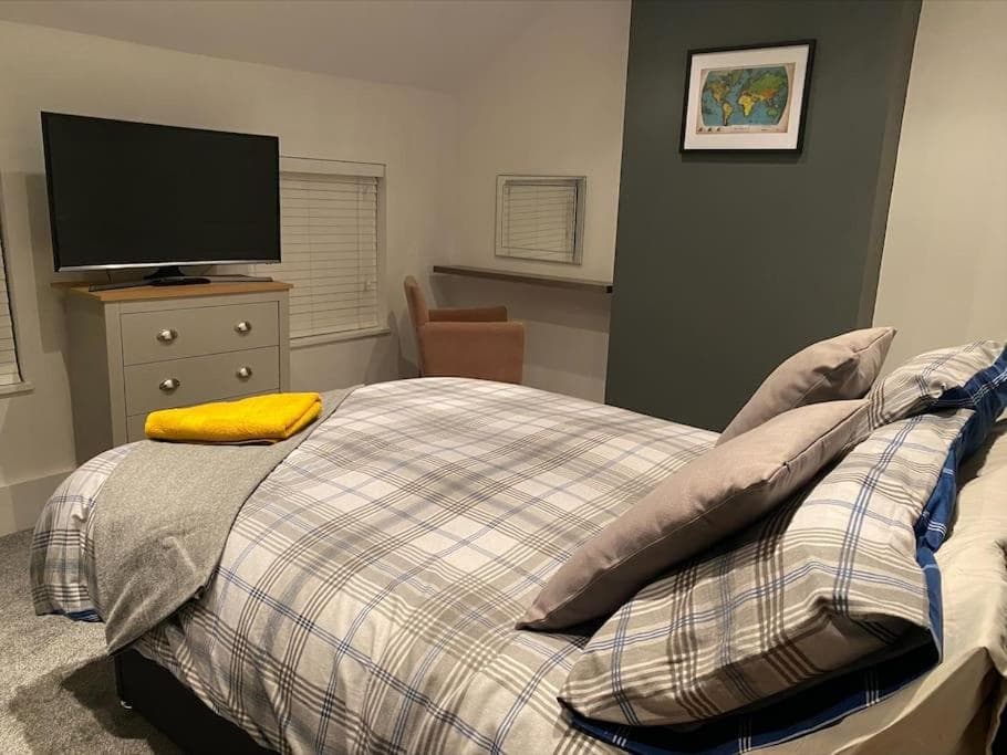 Cheerful 2 bedroom holiday home with parking