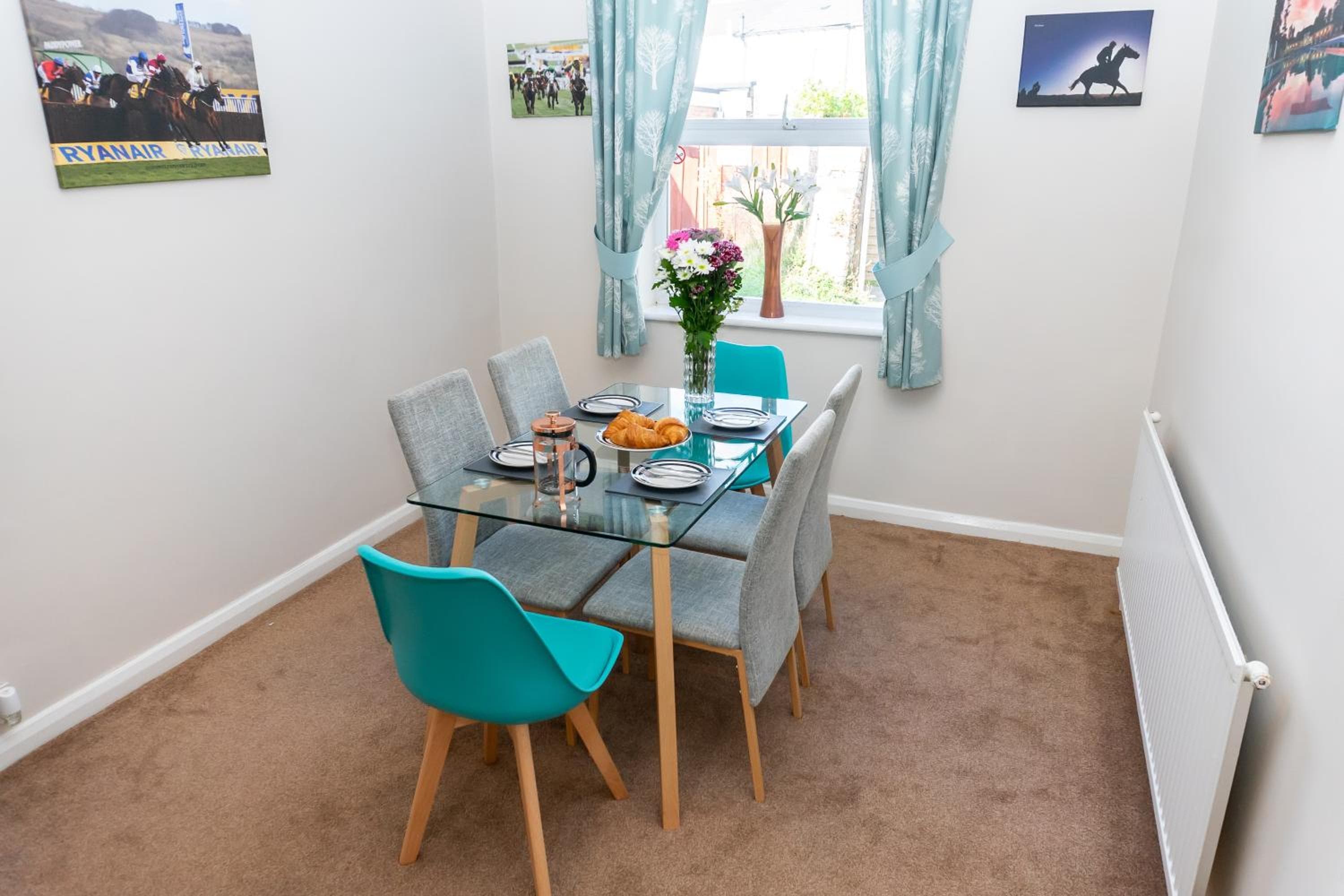 Cheltenham-2 Bedroom Home-Sleeps 6-Parking-Work or Leisure