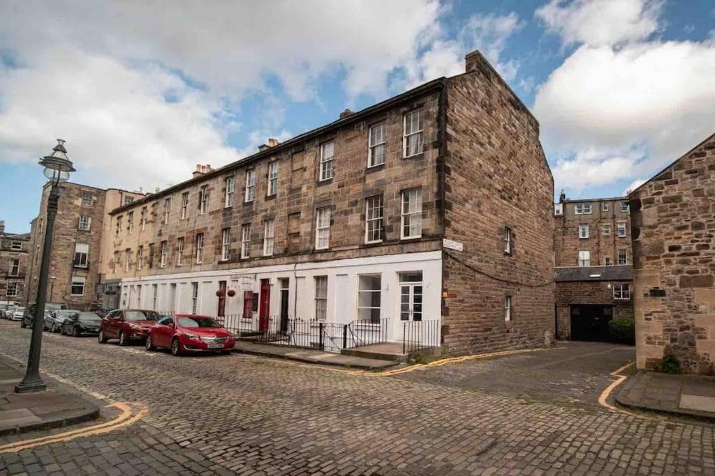 RÌGH Properties - Luxury West End Artisan Apartment