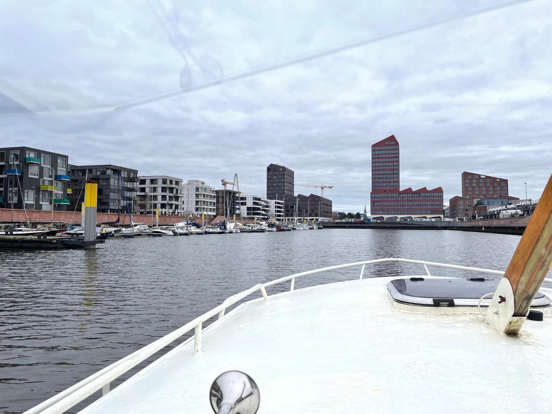 Süsses Motorboot - Bremen Überseestadt