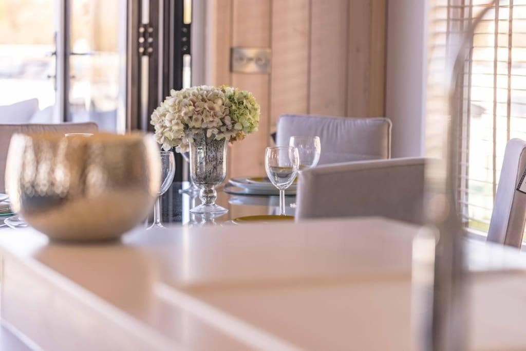 Stylish Lodge At Windsor Racecourse Marina - By Tempstay