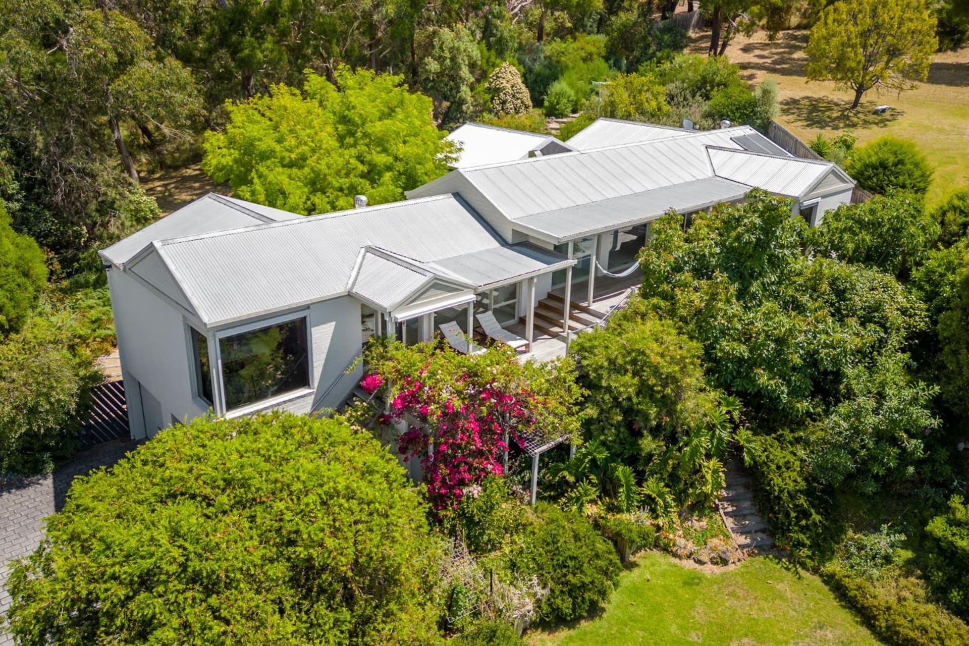 Spacious retreat with ocean views
