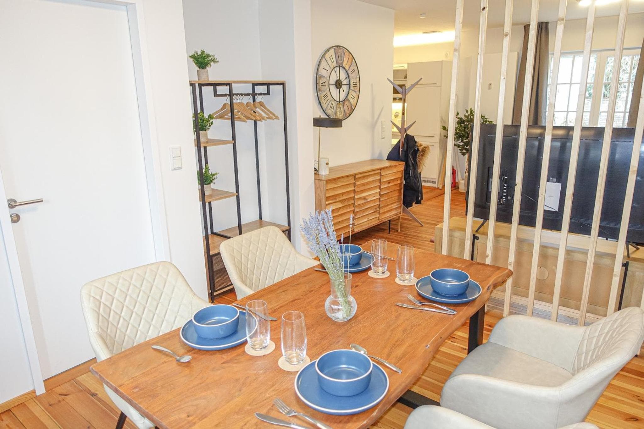 LUXOMES: Design Apartment - Near Airport