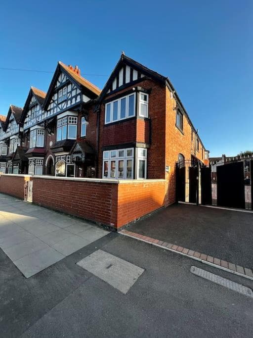 No1 Lux Apartment Nuneaton with Gated, Private Parking