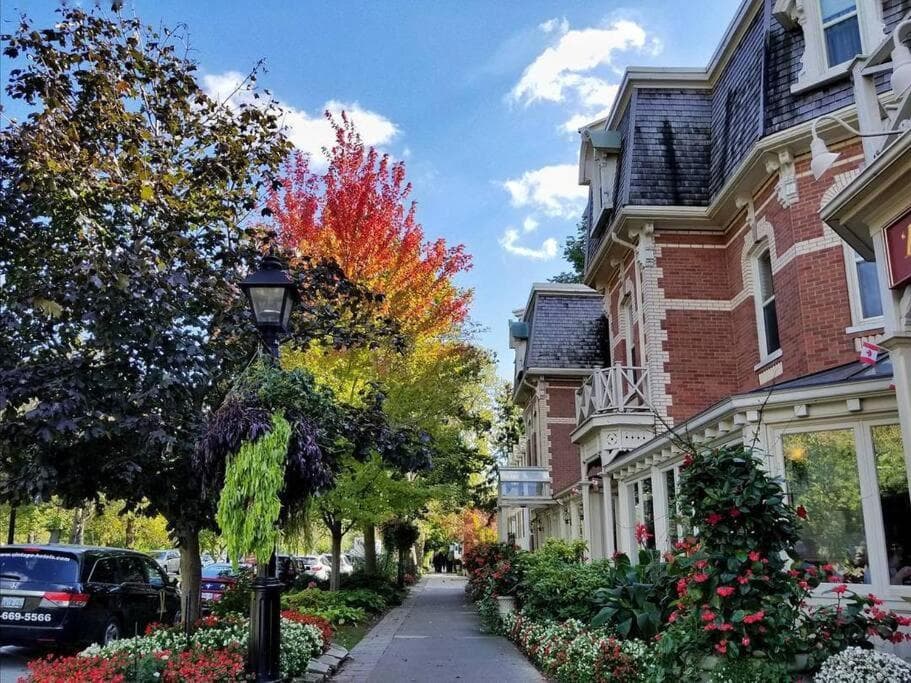 Luxury Niagara 3 Bdr Townhouse /Garage
