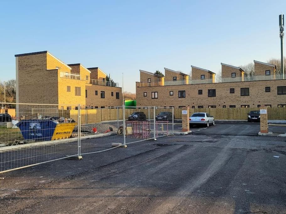 New build home with WI-FI, Smart TV, dedicated office floor, large terrace and Free parking