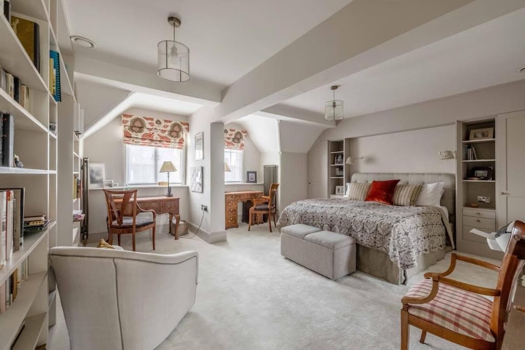 Stylish 2 Bed 2 Bath Flat In The Heart Of Windsor - By Tempstay