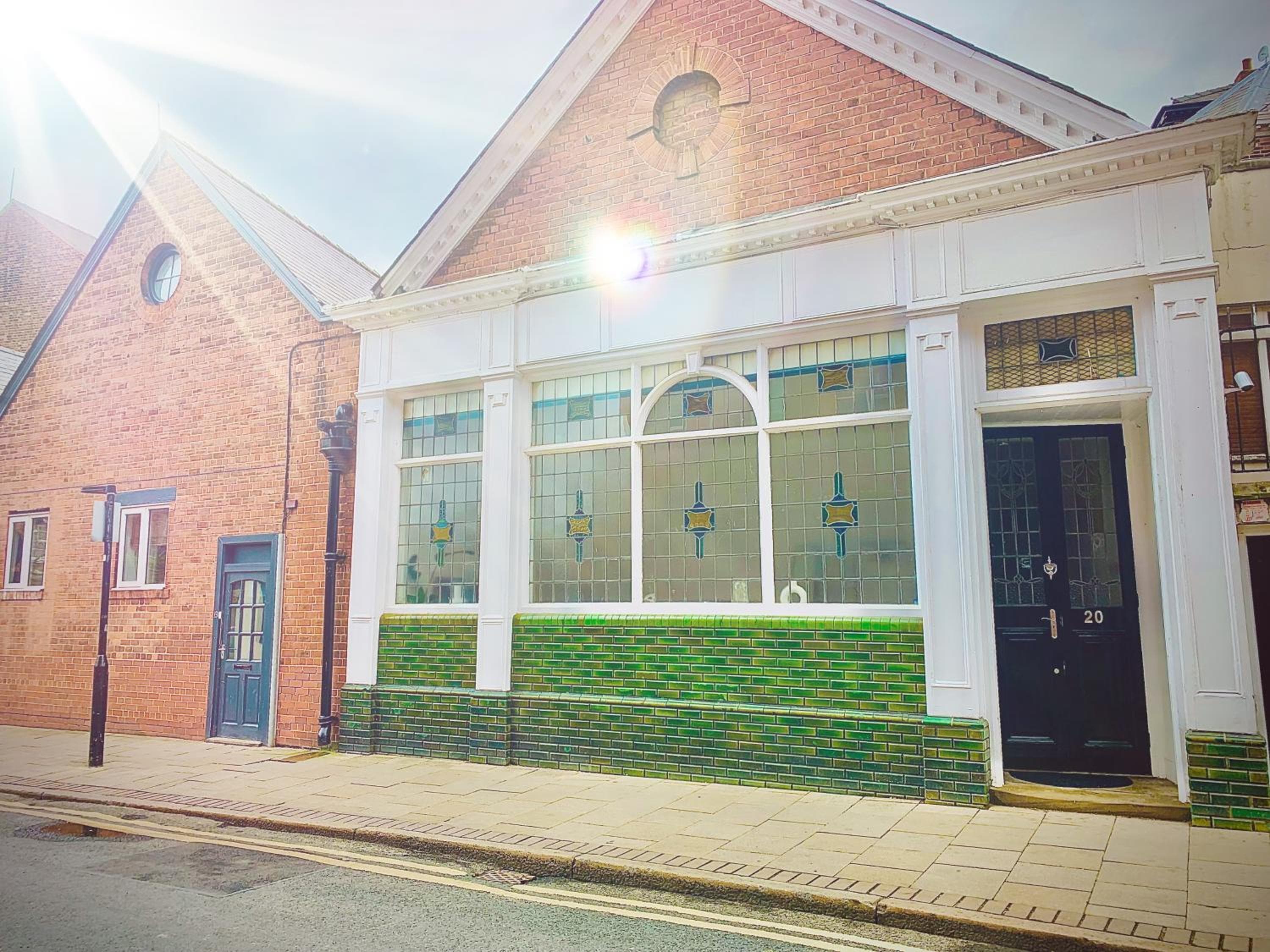 #20 Huge 2BR City Centre Apartment with Glass Ceiling Sleeps 6 Near Hull New Theatre