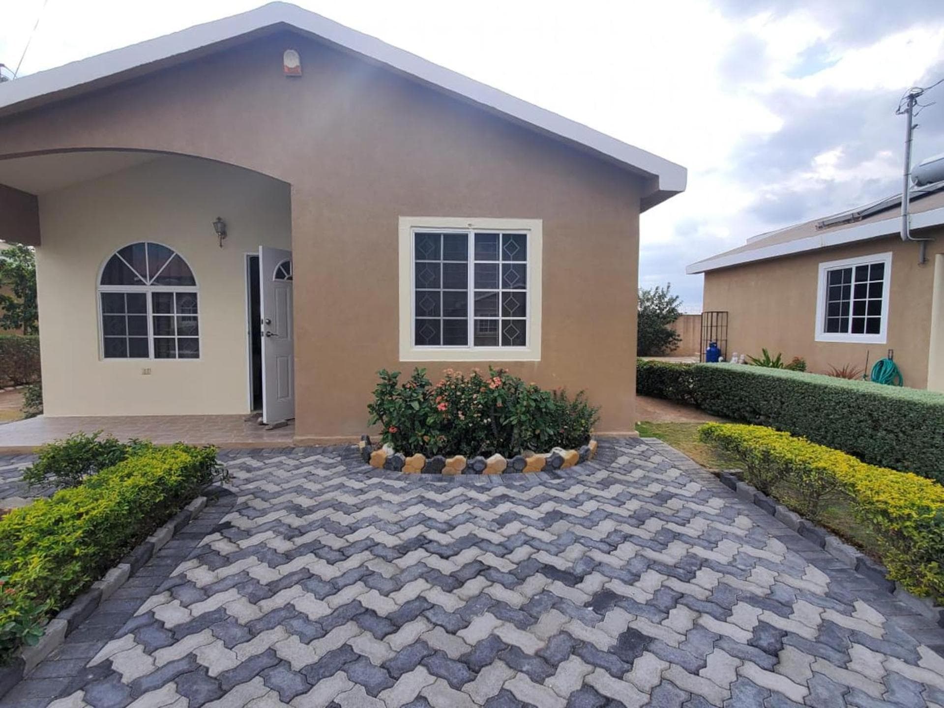 2-Bed Sleeps 4 Private Garden Parking