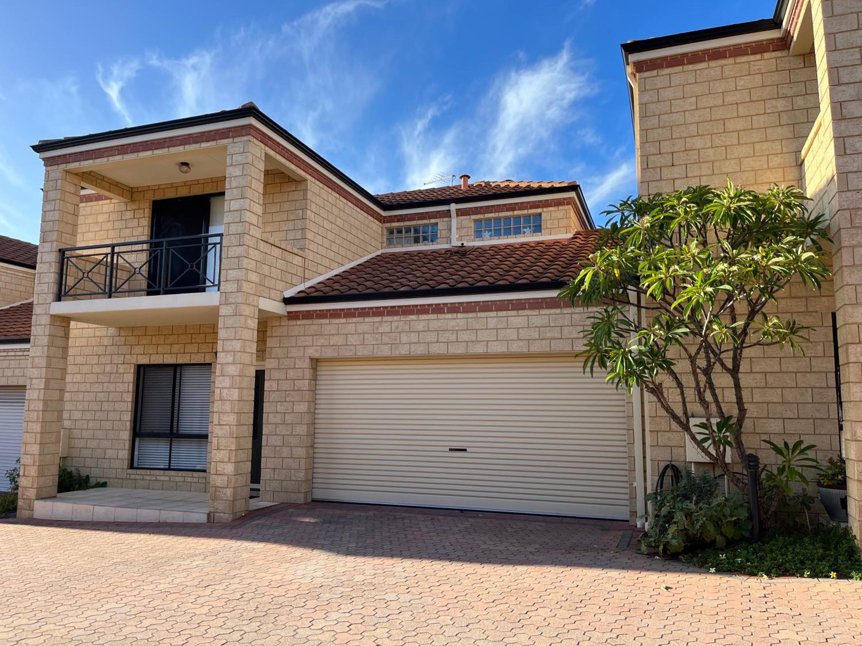 The Scarborough Beach House - Walk to the beach!