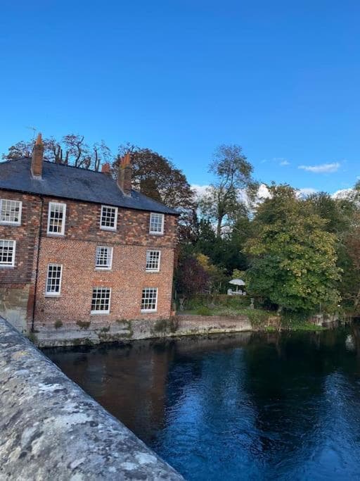New studio apartment - minutes walk to Cathedral