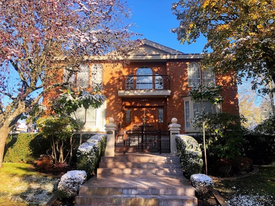 Super Cosy 8Bed & 6Bath in Vancouver heart near to airport and DownTown