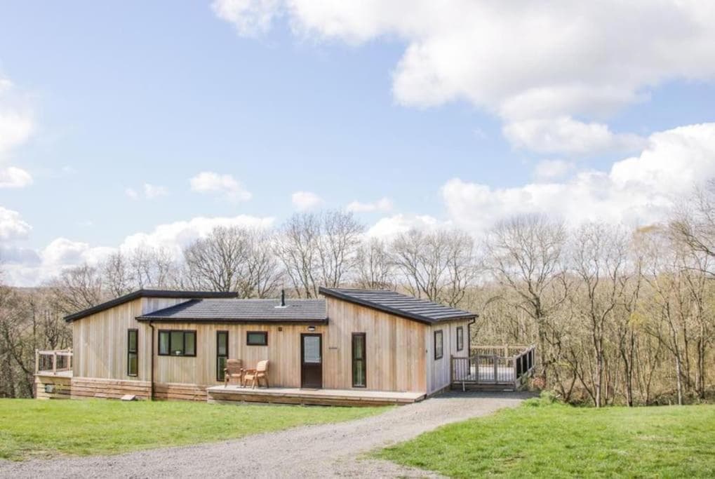 Fabulous detached lodge with hot tub two nights minimum stay