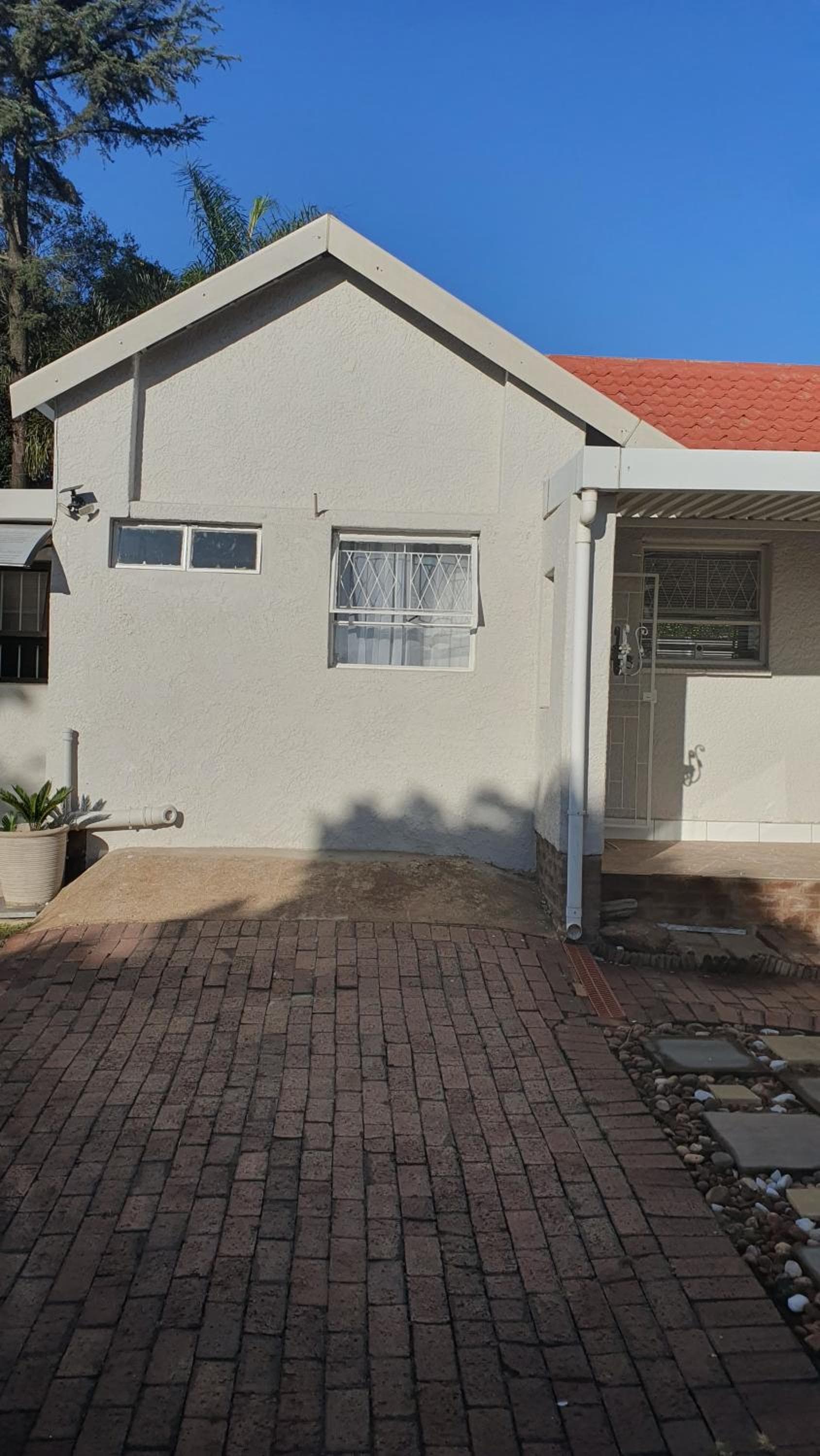 Refresh Cottage near OR Tambo Airport & Greenstone