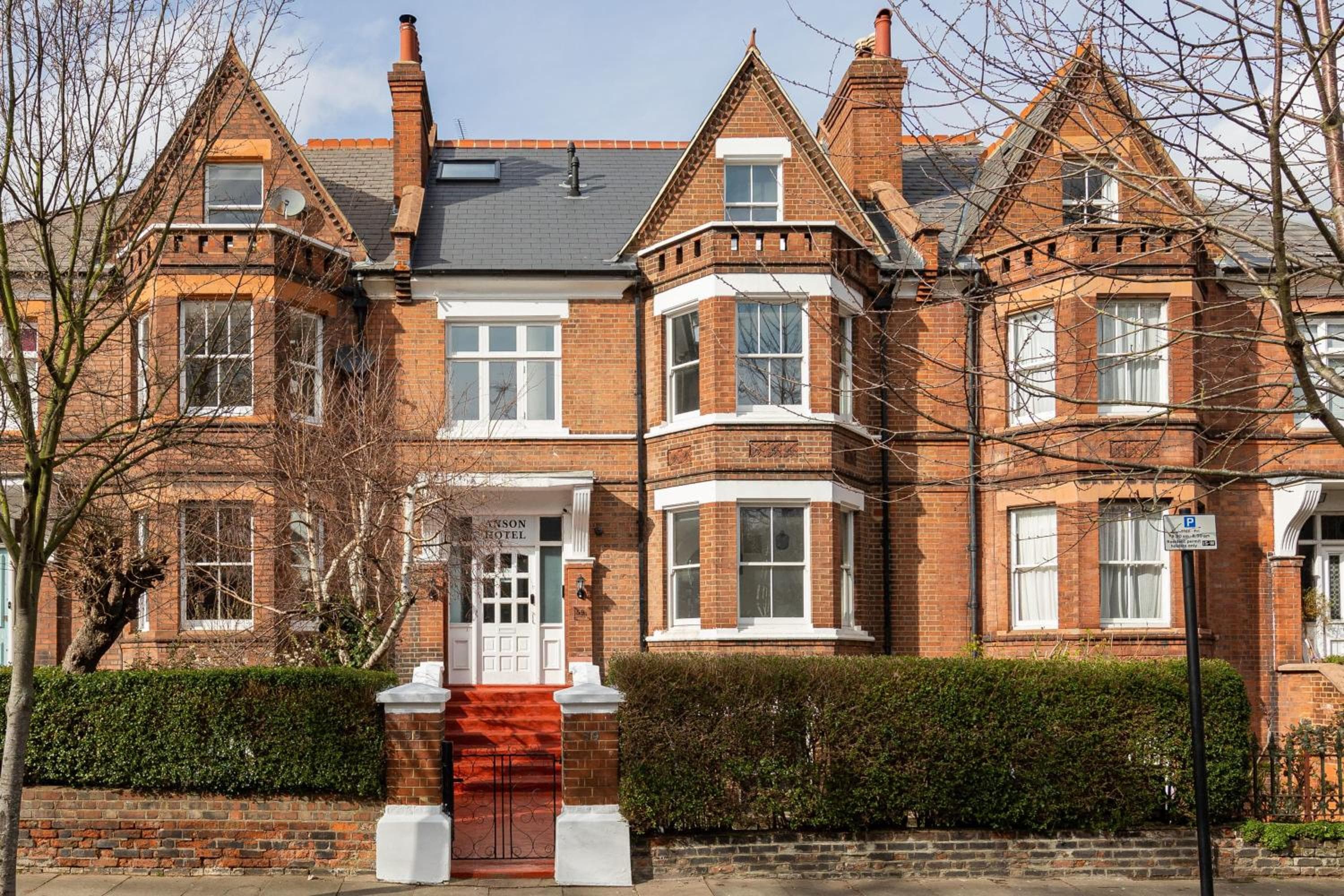 Functional Budget Stay with Wi-Fi and Laundry Facilities near Tube Station