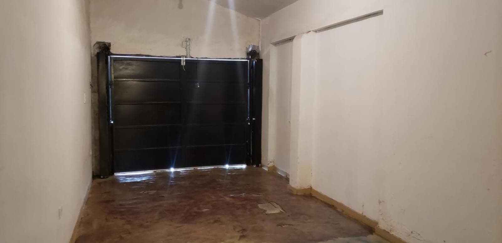 Casa con garaje sobre avenida