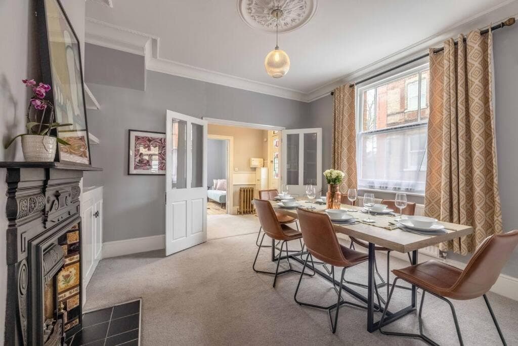 Stylish Home Central Windsor-Walk 2 All The Sights - By Tempstay