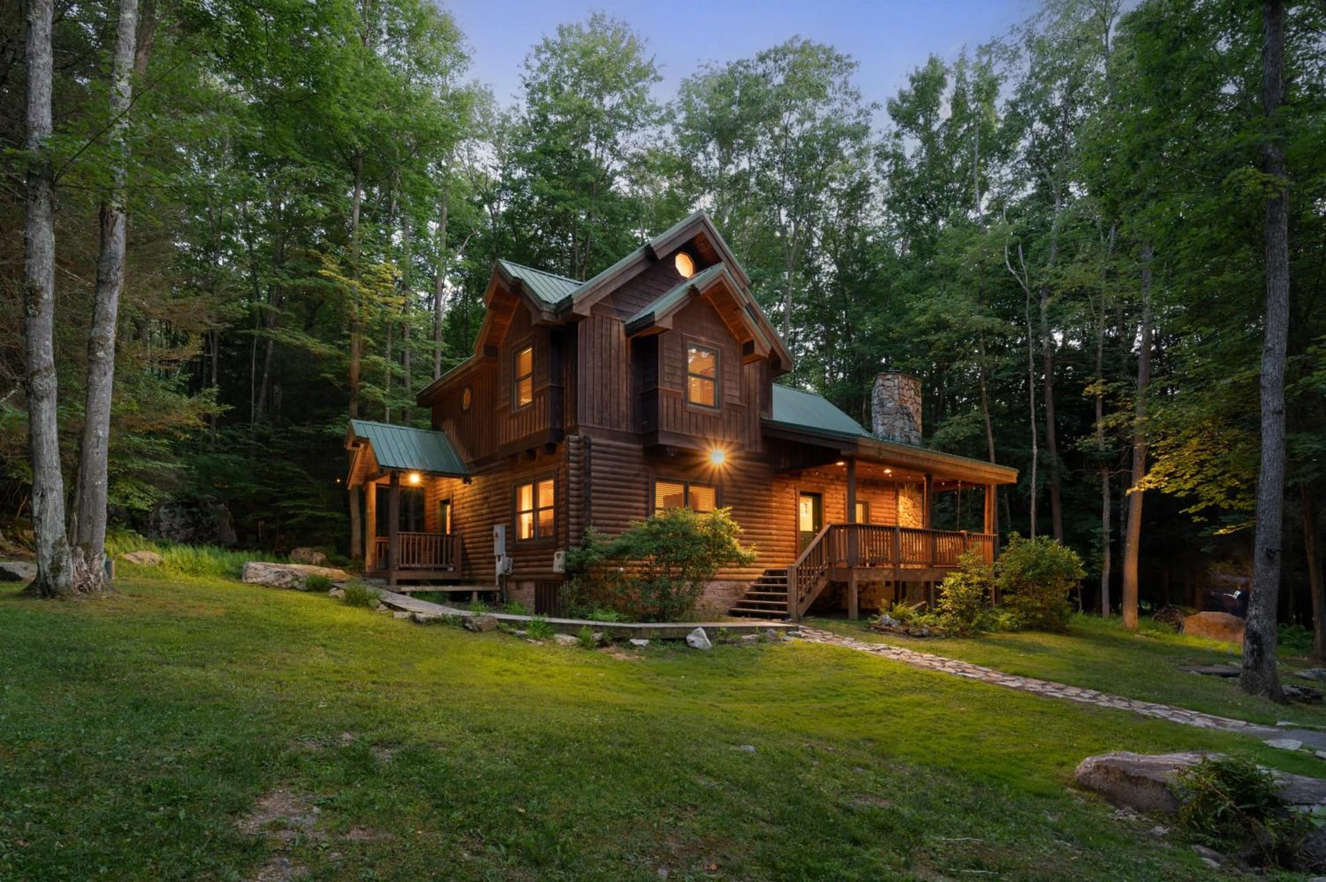 Jamesons Cabin! 8 Minutes to Wisp, HotTub, FirePit, Pets, EV Chgr