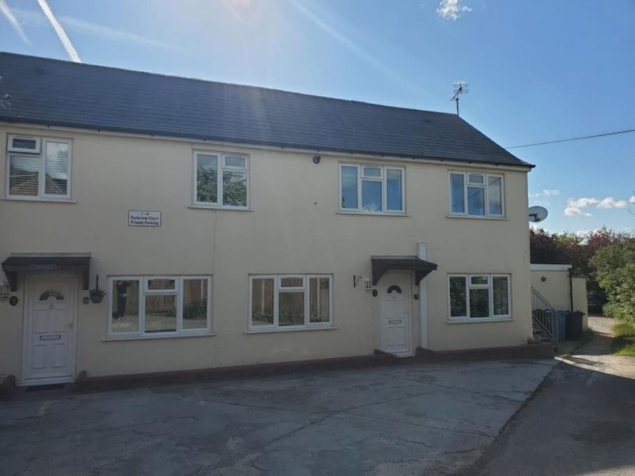 Central Windsor 2 bedroom flat with free parking