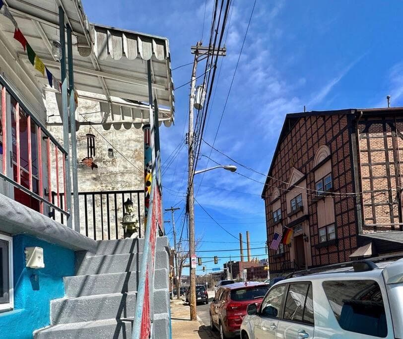 Unique Artsy 2 Bdrm Apt 1.5 mi from Downtown