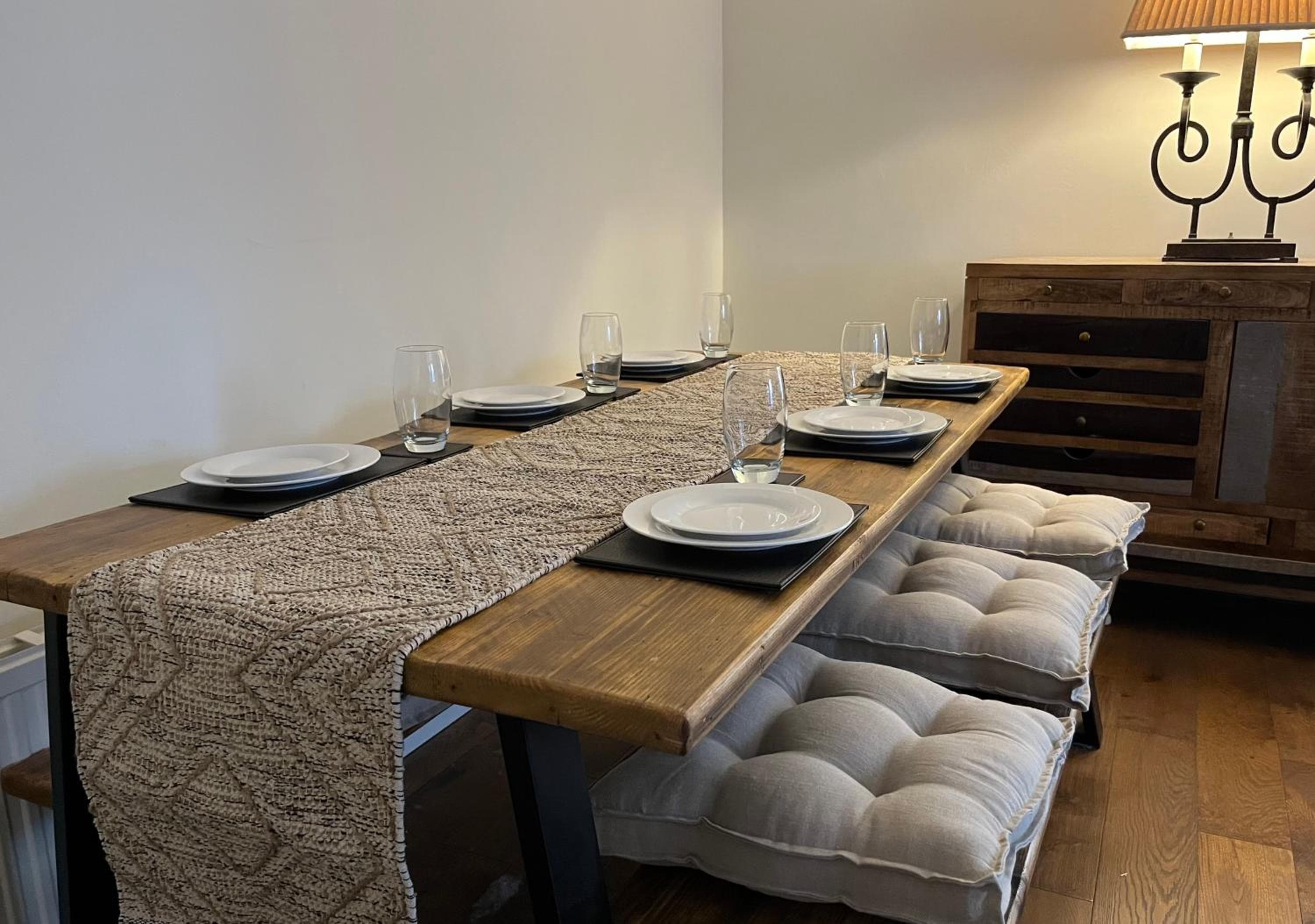 Stunning Beverley Bungalow w Fireplace, private parking, and garden