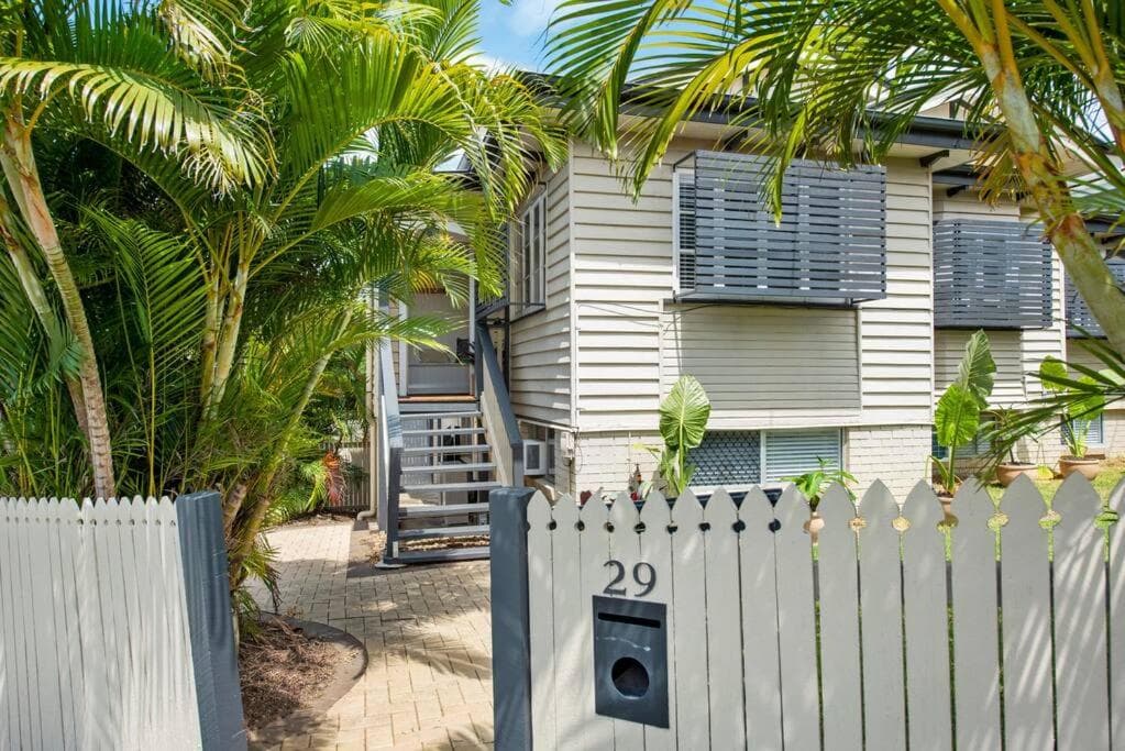 Charming 5BR Family Home w/Pool 10min from Airport