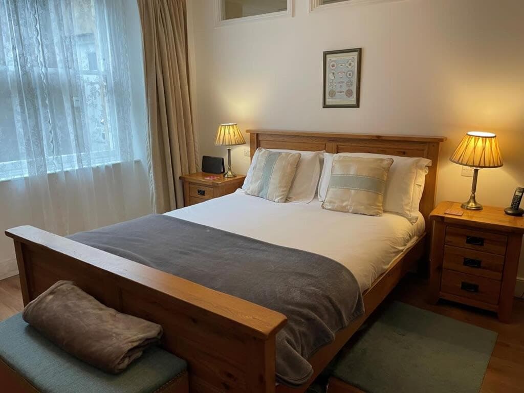 Beautiful 3 Bed Basement Flat With Garden