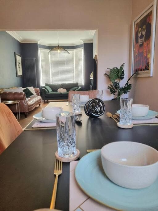 Contemporary Spacious 3BR House close to City Centre