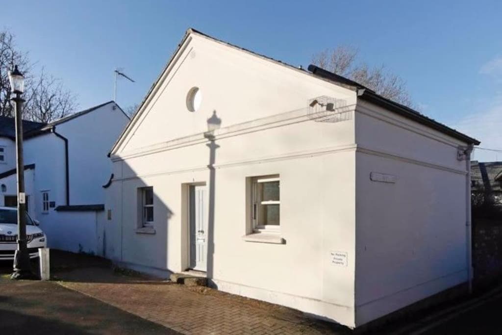 Vernon Place town centre, Vernon Cottage 3-bed with parking, 1A Vernon Court 2-bed with parking, 1B studio no parking, off the High Street next to Sandford