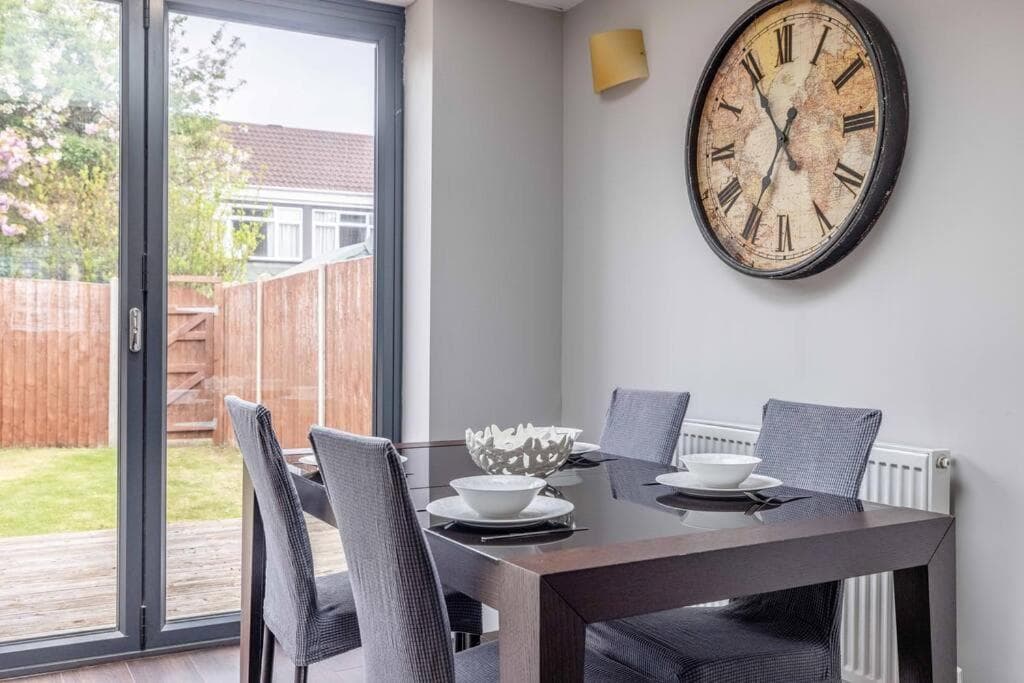 Central Windsor, 5 mins to Legoland, Driveway - By Tempstay