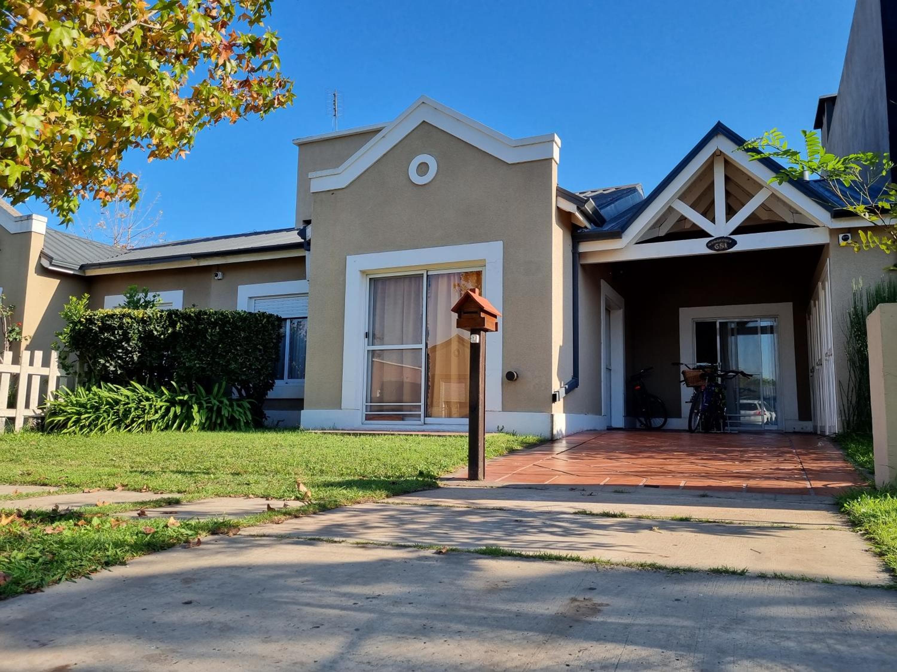 Casa en barrio cerrado con seguridad 24 horas con piscina