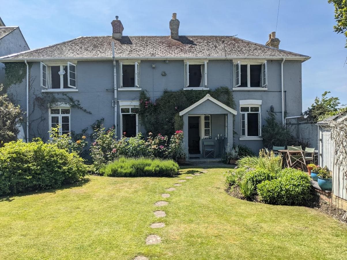 Cliffside is a Cosy Cottage B&B by Cowes Beach - Very big King Size guest BR & a Twin BR too if you book 3 to 4 guests