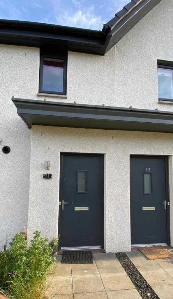3 bed house with parking near airport
