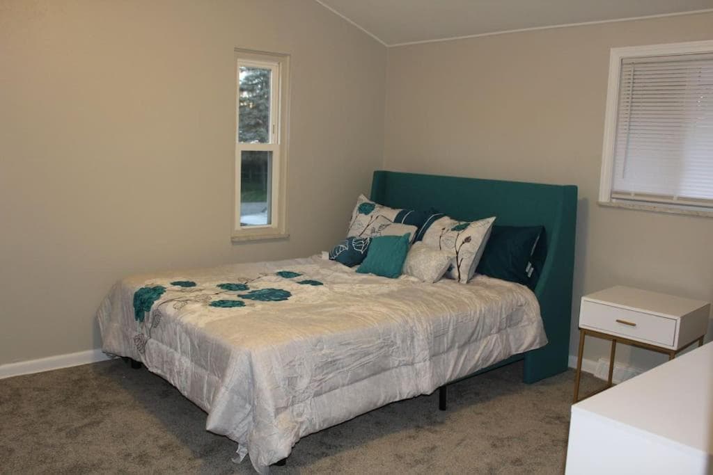NEW Bright & Modern 3BR// Conveniently Located//Toledo Stones Throw