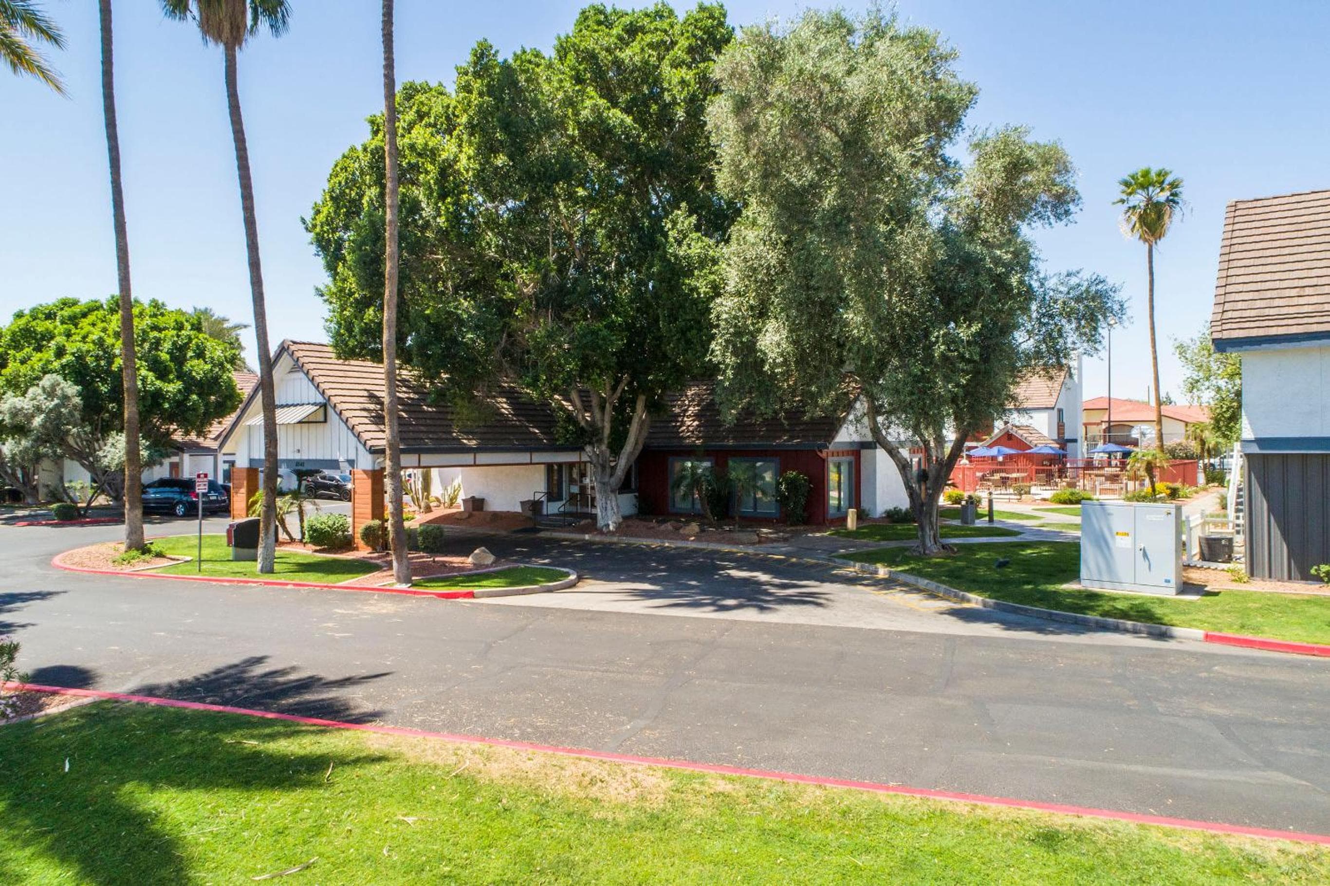 Metro Phoenix Extended Stay - Queen Studio
